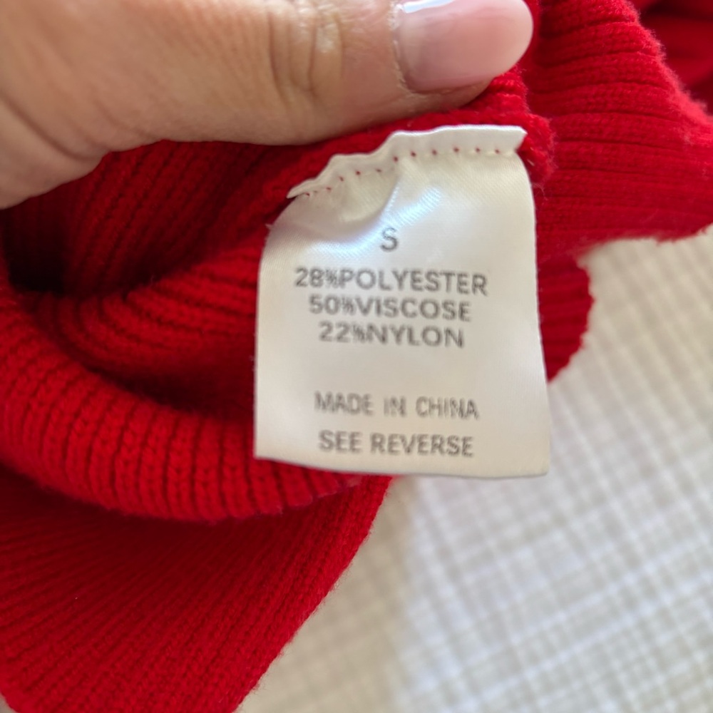 Red sweater - Picture 5 of 5
